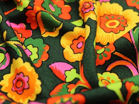 dzianina jersey żółte kwiaty na zielonym tle