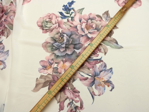 Szyfon kwiaty fioletowo-różowe na białym tle