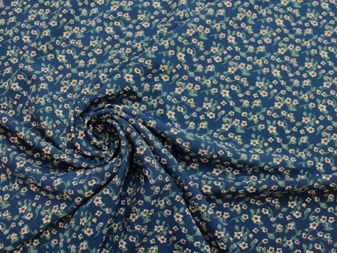 tkanina silki na sukienki łączka na niebieskim