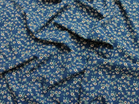 tkanina silki na sukienki łączka na niebieskim