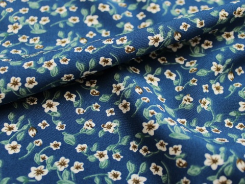 tkanina silki na sukienki łączka na niebieskim