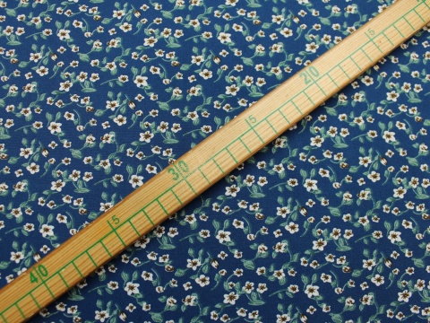 tkanina silki na sukienki łączka na niebieskim